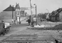 166517 Gezicht op de spoorwegovergang in de Herenstraat te Leiden.